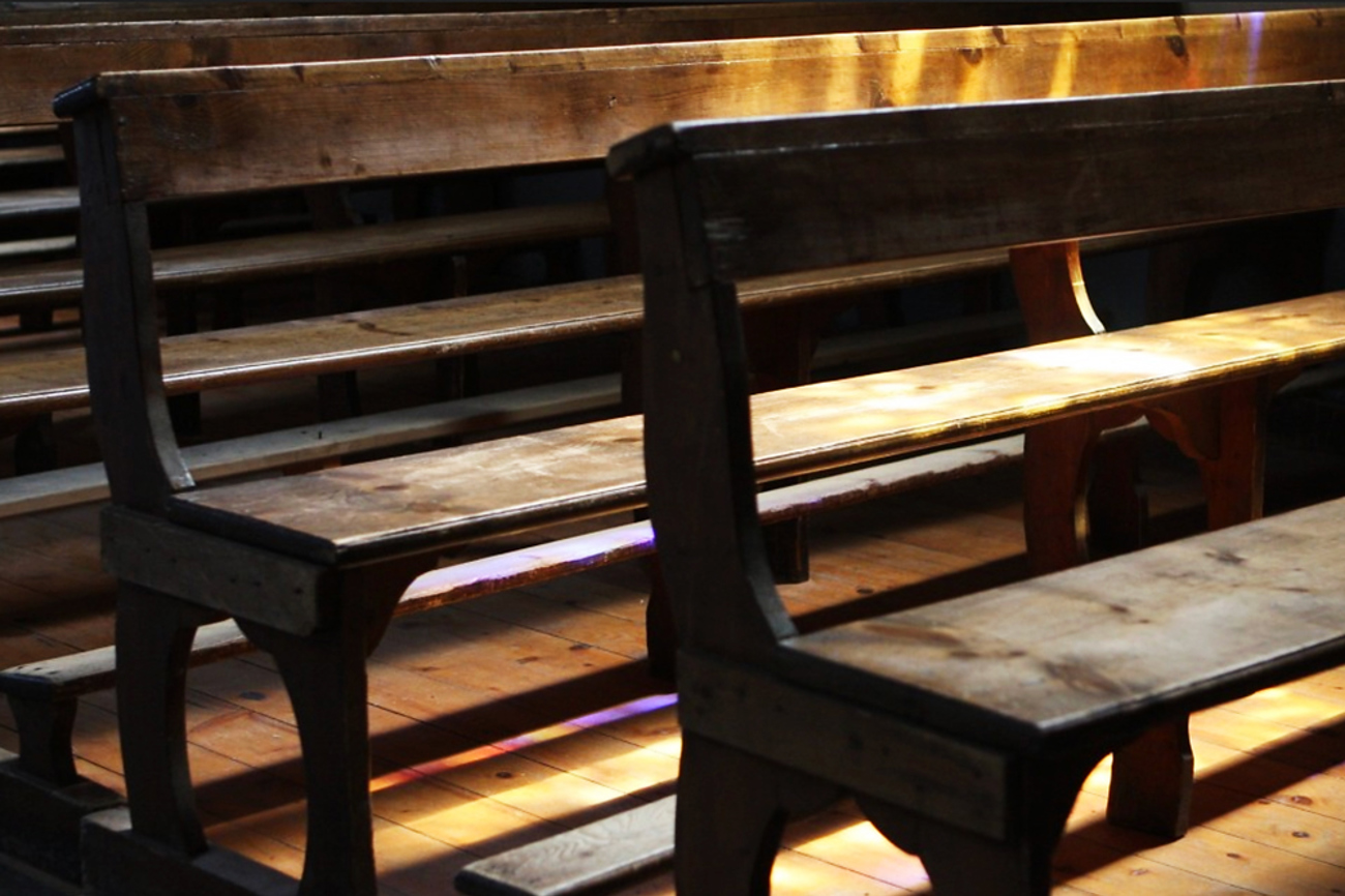 Die Kirchenbänke leeren sich weiter. | Foto: Flickr/Henry Mühlpfordt