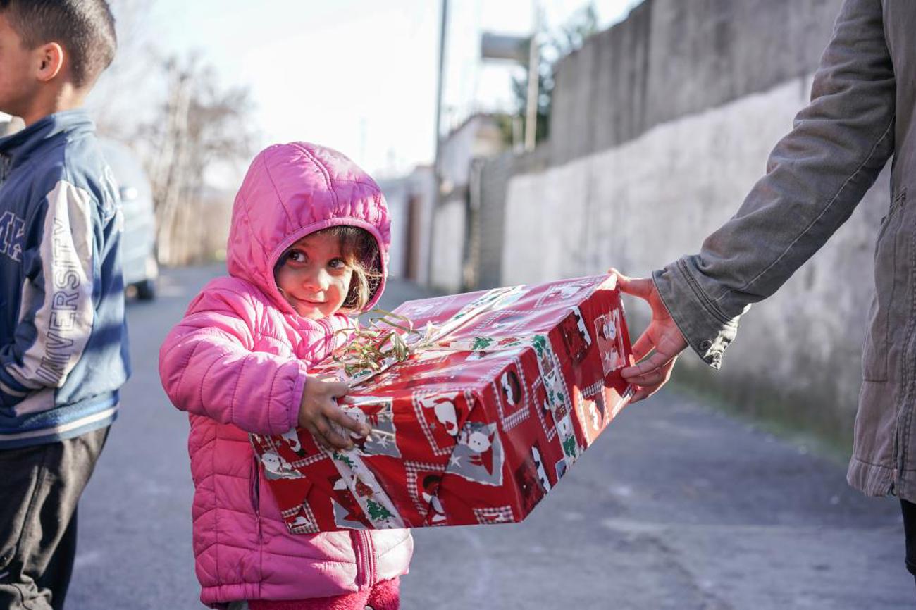 Macht grosse Freude bei den Kleinen: Verteilung der Päckli.