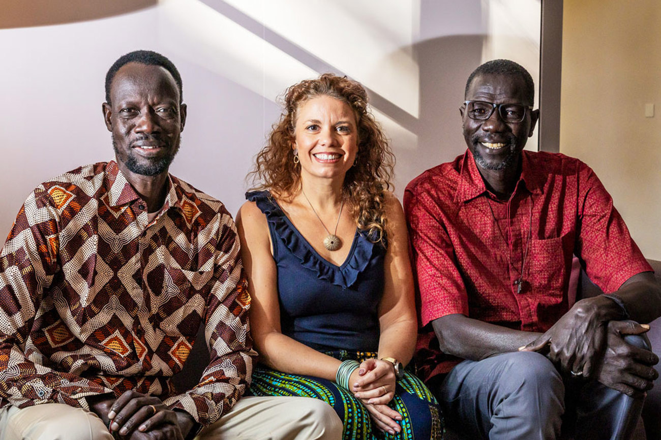 Tut Mai Nguoth Bol (l.), Dorina Waldmeyer und Simon Ocheti Okay Nyakeir setzen sich für eine bessere Zukunft im Südsudan ein. | Foto: Katja Schmidlin