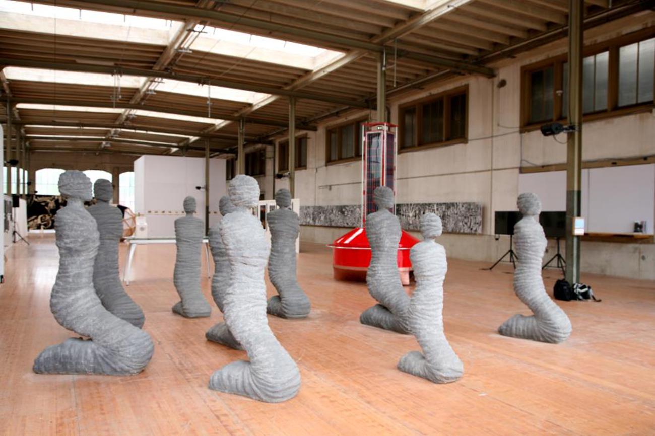 «HOPE», Steinskulpturen von Carl Bucher in der Ausstellung «Parcours Humain». | Parcours Humain