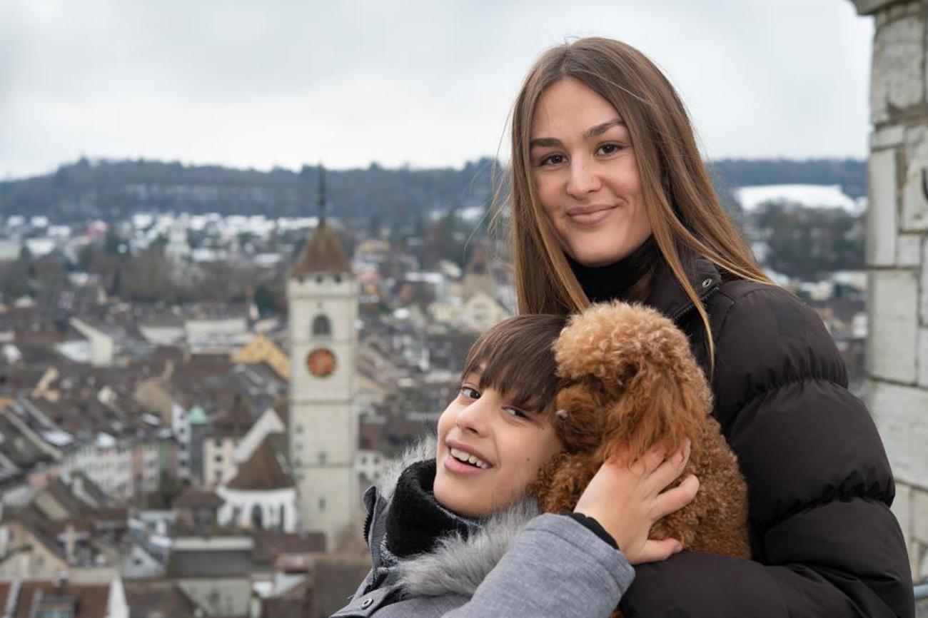 Glücklich angekommen: Sheena Sadrieh mit ihrem Sohn in Schaffhausen. | Peter Leutert