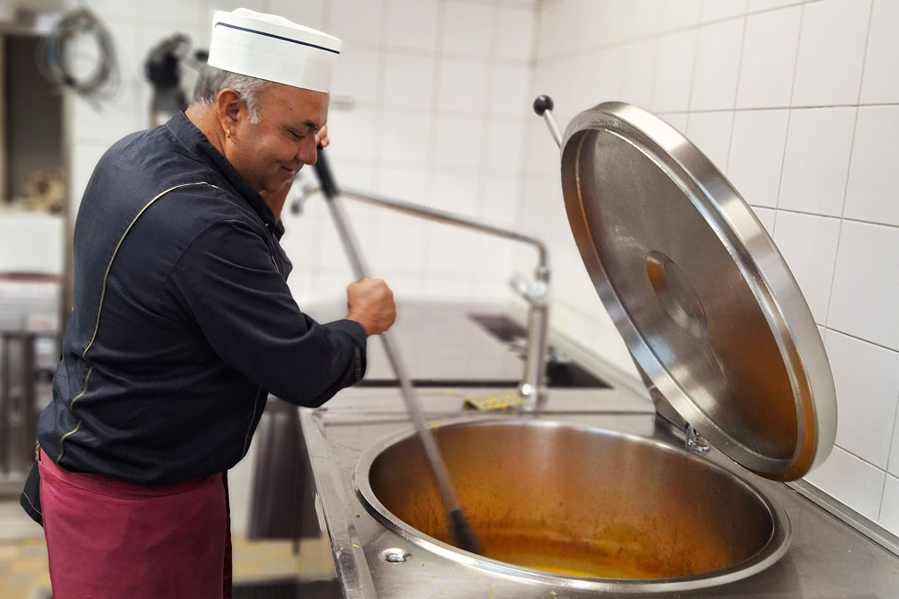 Ausserhalb der Ferienwoche arbeitet der gelernte Koch Mohan Sapkota als Sigrist in der Peterskirche. | Foto: Noemi Harnickell