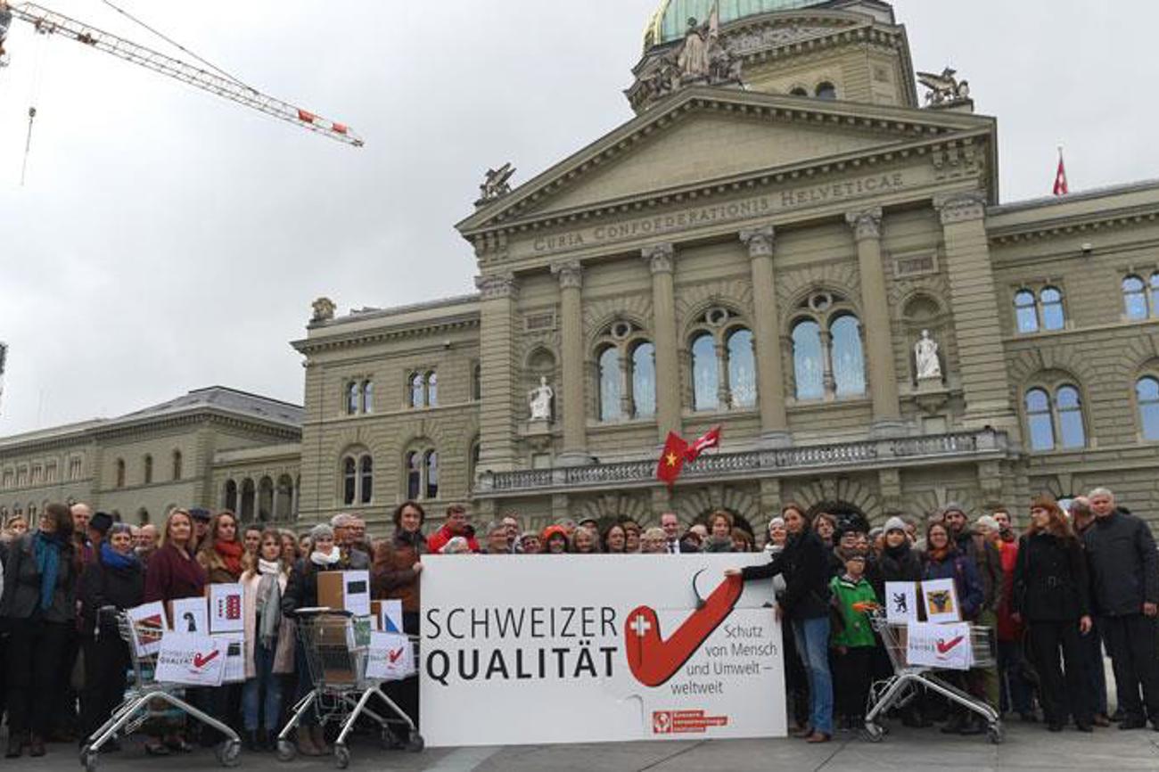 Die Initianten der Konzernverantwortungsinitiative haben 120'000 Unterschriften gesammelt. Am Montag haben sie diese der Bundeskanzlei übergeben. | Martin Bichsel