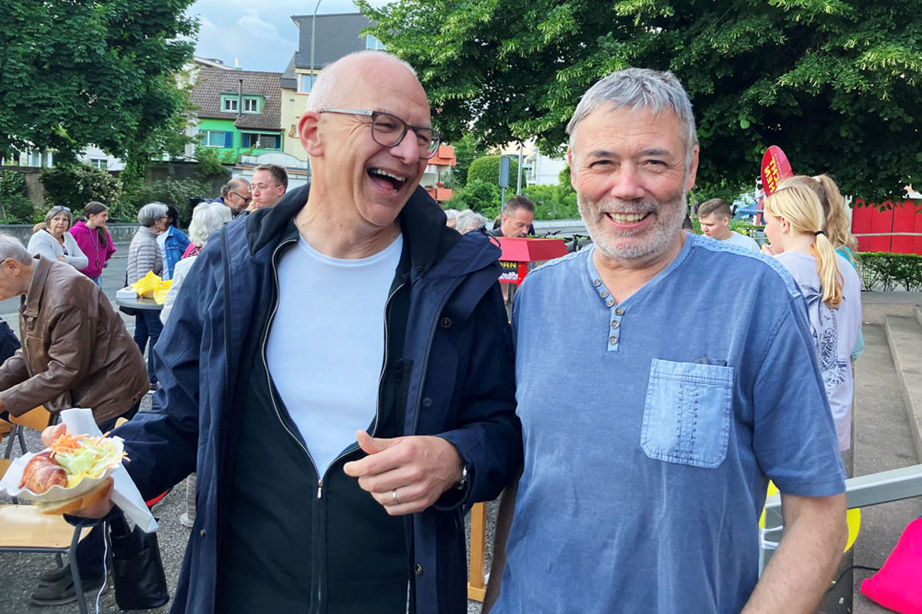 Festwirtschaft in Birsfelden nach dem ökumenischen Kirchenspaziergang: Peter Jung (links), Gemeindeentwicklung ERK Baselland, und Burkhard Wittig, Sozialdiakon in Birsfelden.