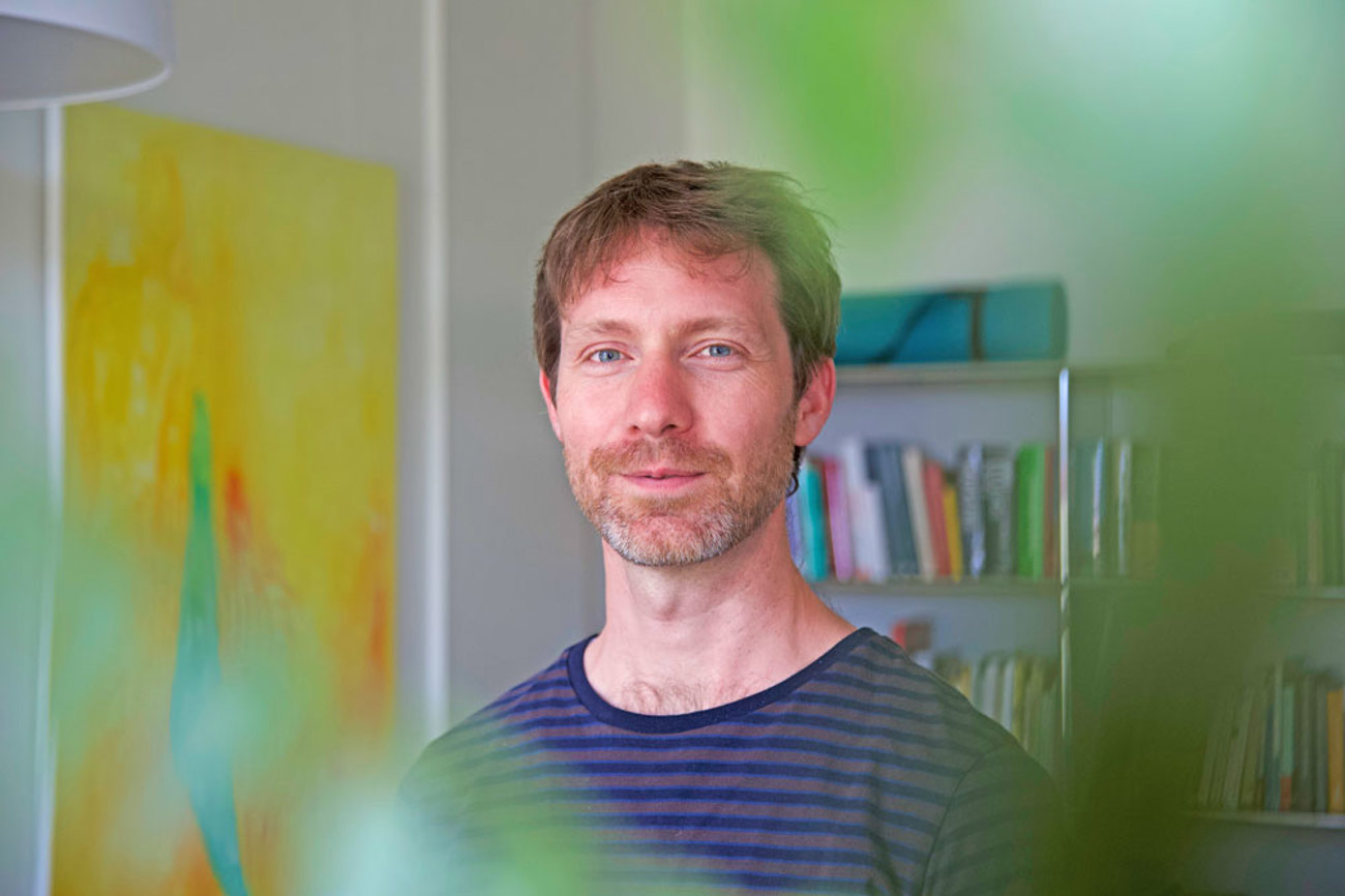 Den Seelsorger schiebt Johannes Knoblauch auch im therapeutischen Arbeiten nicht ganz beiseite: «Die Spiritualität bleibt.» | Foto: Marius Schären
