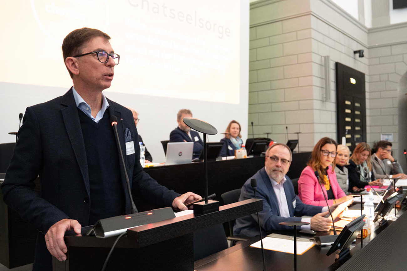 Klaus Rütschi, Geschäftsführer der Dargebotenen Hand Zentralschweiz, referierte über die Chatseelsorge, die von der Reformierten Kirche Kanton Luzern unterstützt wird. | Foto: Raul Steffer