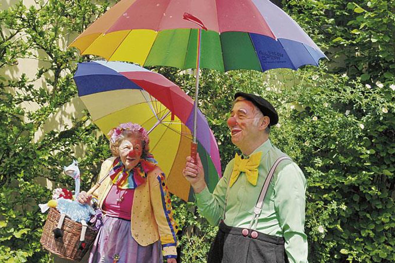 Grell und bunt: Die «Huusglön» unterwegs zum Einsatz.