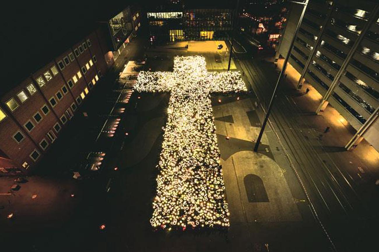 Ein Riesenkreuz aus knapp 6000 Menschen auf dem Basler Messeplatz.|Praisecamp18: Timo Kellenberger