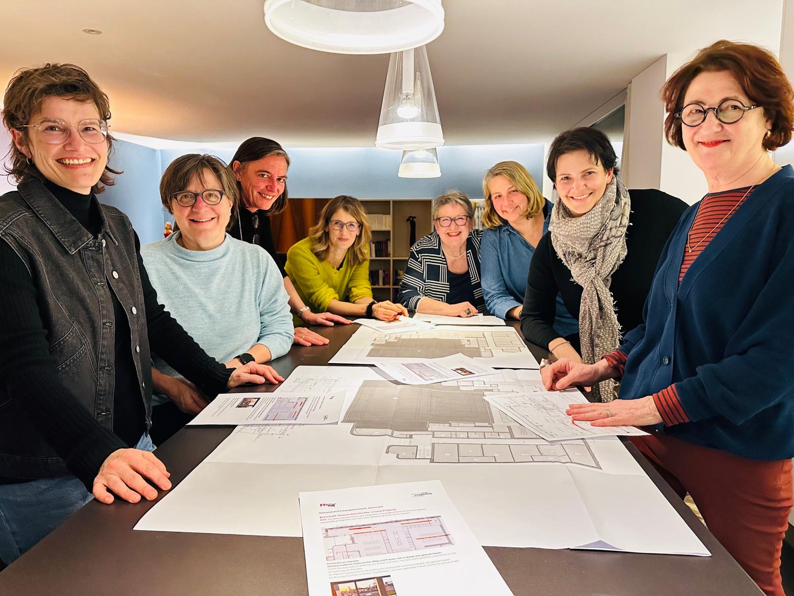 Projektteam Frauenspuren Im Hallenbad 01