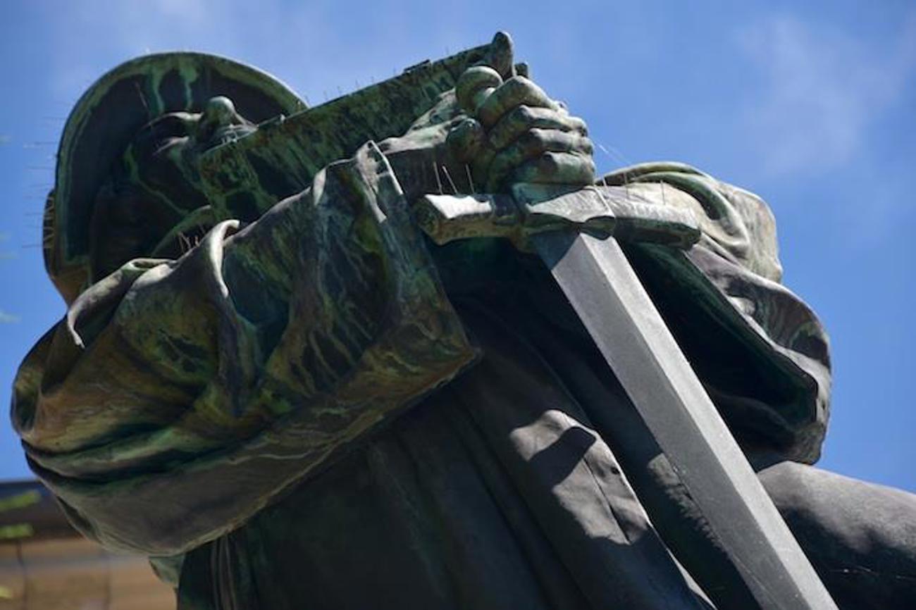 Schwerträger Zwingli auf dem Denkmalsockel: der Reformator als Glaubenskrieger. Foto: Delf Bucher