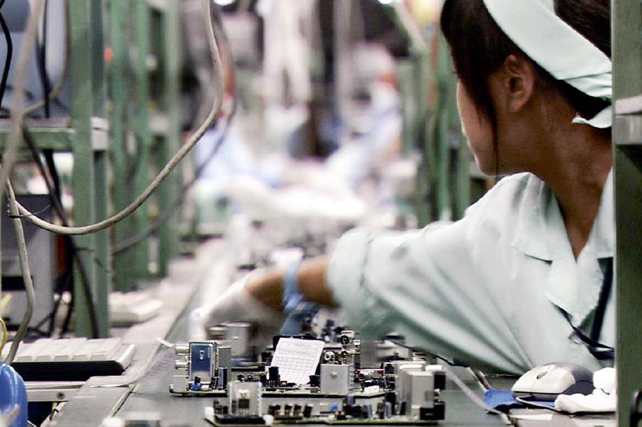Chinesische Arbeiterin in einer Elektronikmanufaktur. | bfa