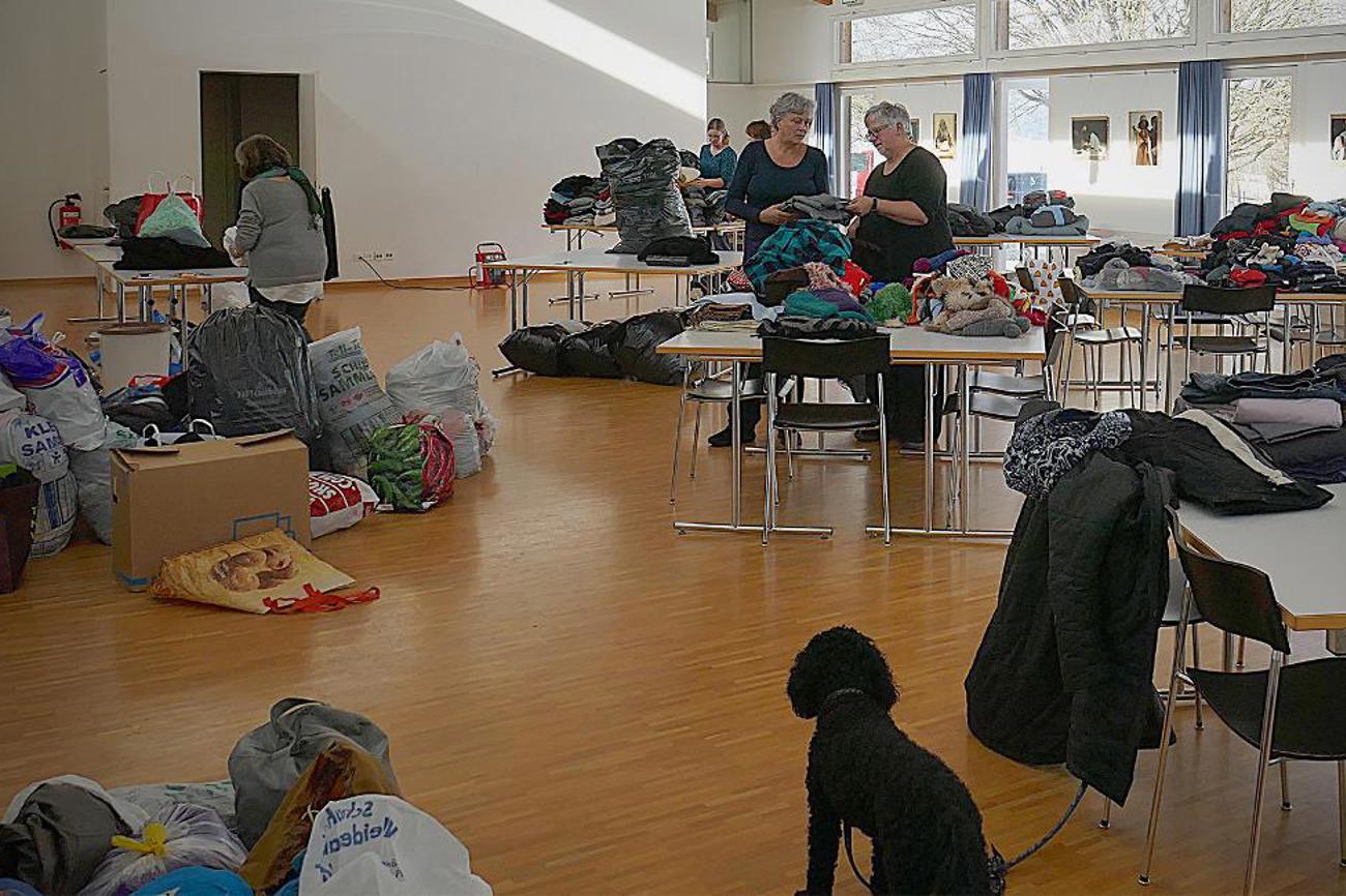 Tatkräftig sammelte die Kirchgemeinde Rapperswil (BE) Kleider, mit denen das Ehepaar Campbell in Griechenland Flüchtlinge unterstützt – gerade weil die Berechtigung der Flüchtenden langwierig abgeklärt wird, seien Spenden vor allem im kalten Winter wichtig.