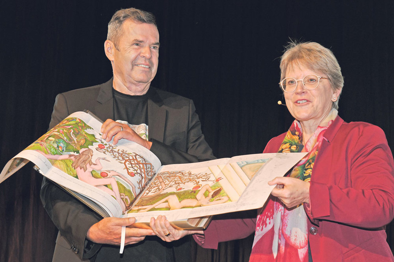 Feierlich: Martin Wiedmann, Sohn des Künstlers, übergibt Rita Famos  ein Exemplar der Wiedmann-Bibel.  | Foto: «Bote der Urschweiz»