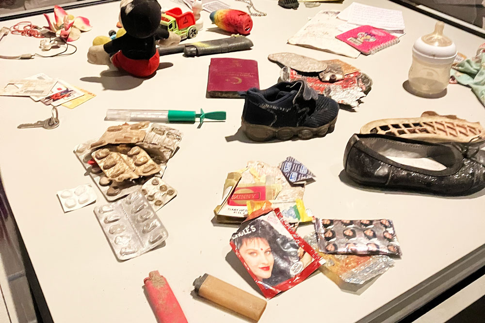 Dinge, die Menschen auf der Flucht verloren oder liegen gelassen haben. | Foto: Veronica Bonilla