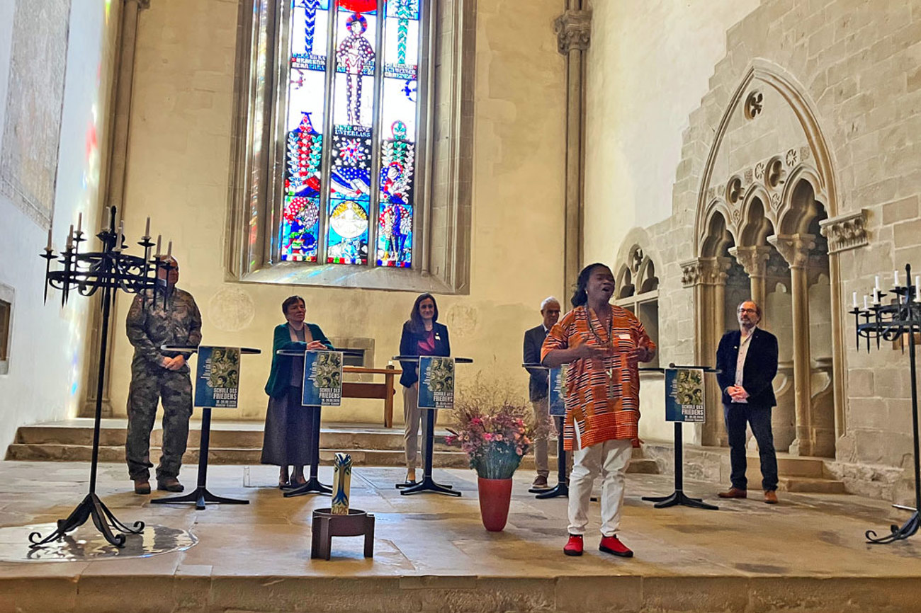 Pat Santschi, Yoruba-Priesterin in Bern, sang zum Abschluss des Podiums in der Klosterkirche in Kappel am Albis. | Foto: bon