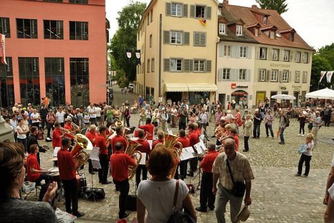 "Amen"-Gospel in Blech vor dem Münsterportal. (Bild: ekikon.de)
