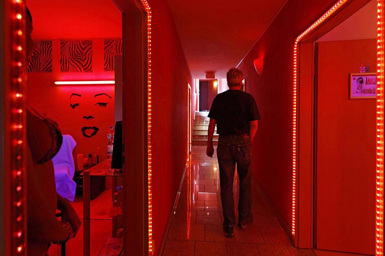 Blick in ein Bordell: Menschenhandel ist im Rotlichtmilieu weit verbreitet. (Foto: epd-bild)