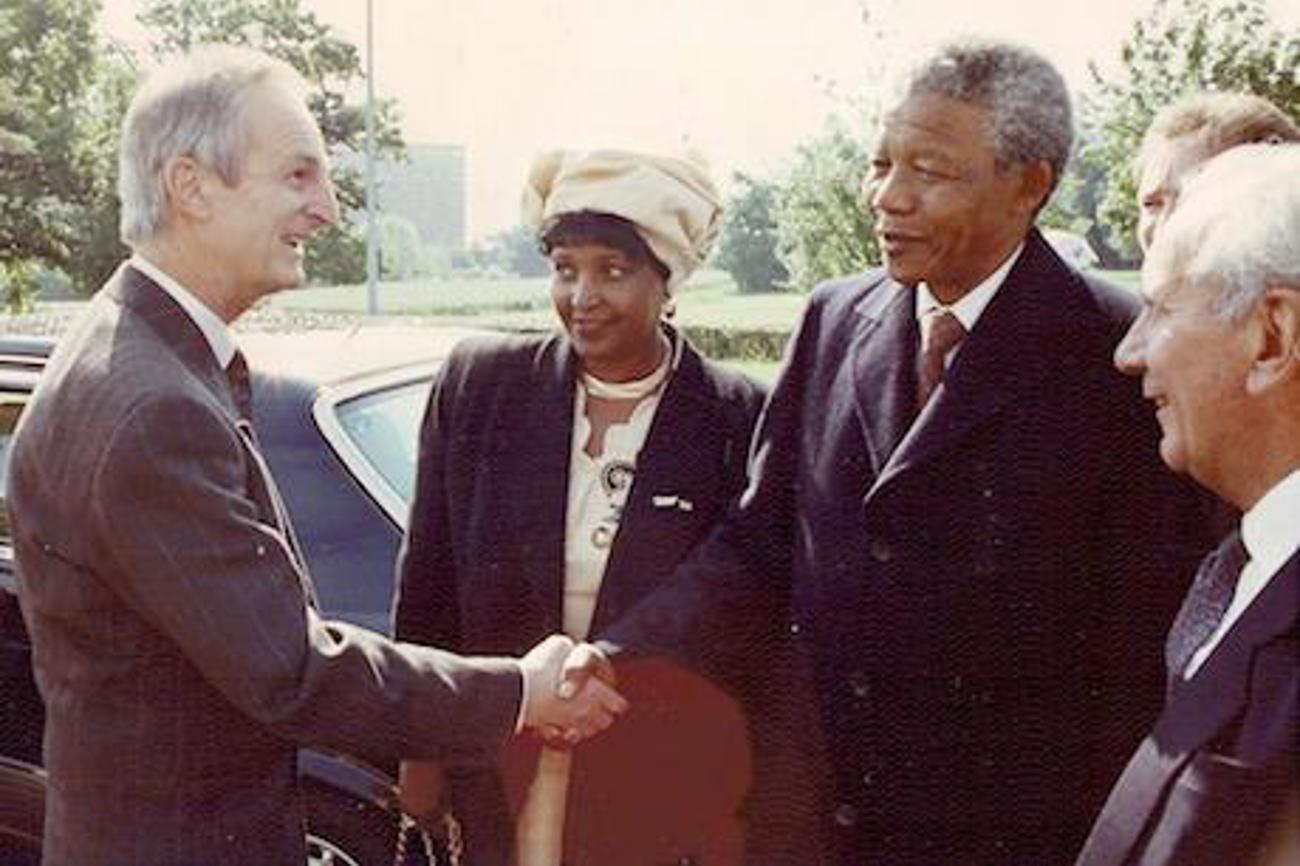 Der St. Galler Pfarrer Paul Rutishauser begrüsst Nelson und Winnie Mandela. (1993), zvg.