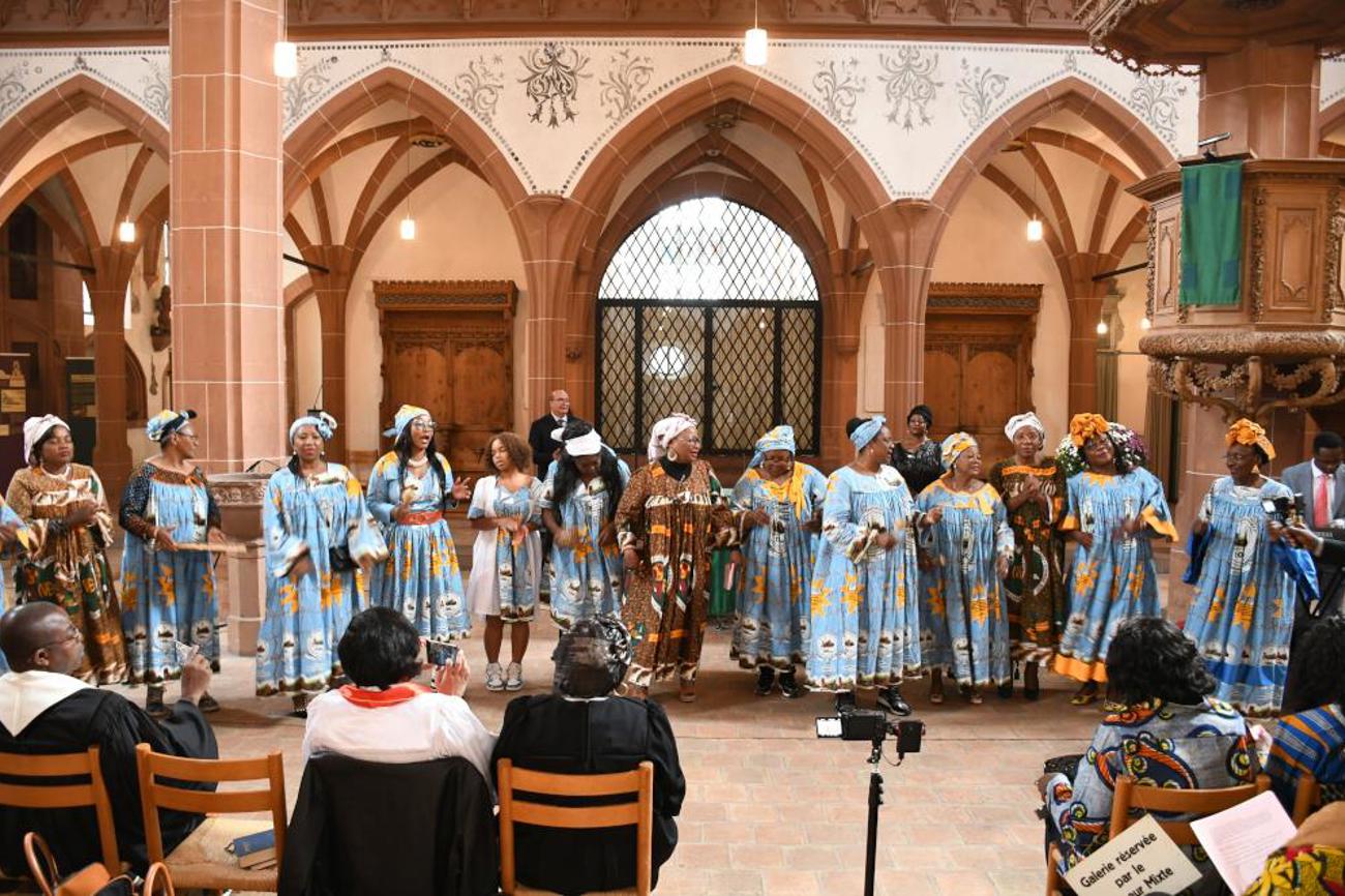 Über 150 Personen nahmen am ersten panafrikanischen Tag in Basel teil. Menschen aus Togo, Kamerun, der Karibik, Madagaskar, Marokko und weiteren Ländern. Im Bild: Der Chorale africaine de Mulhouse et de Bâle.