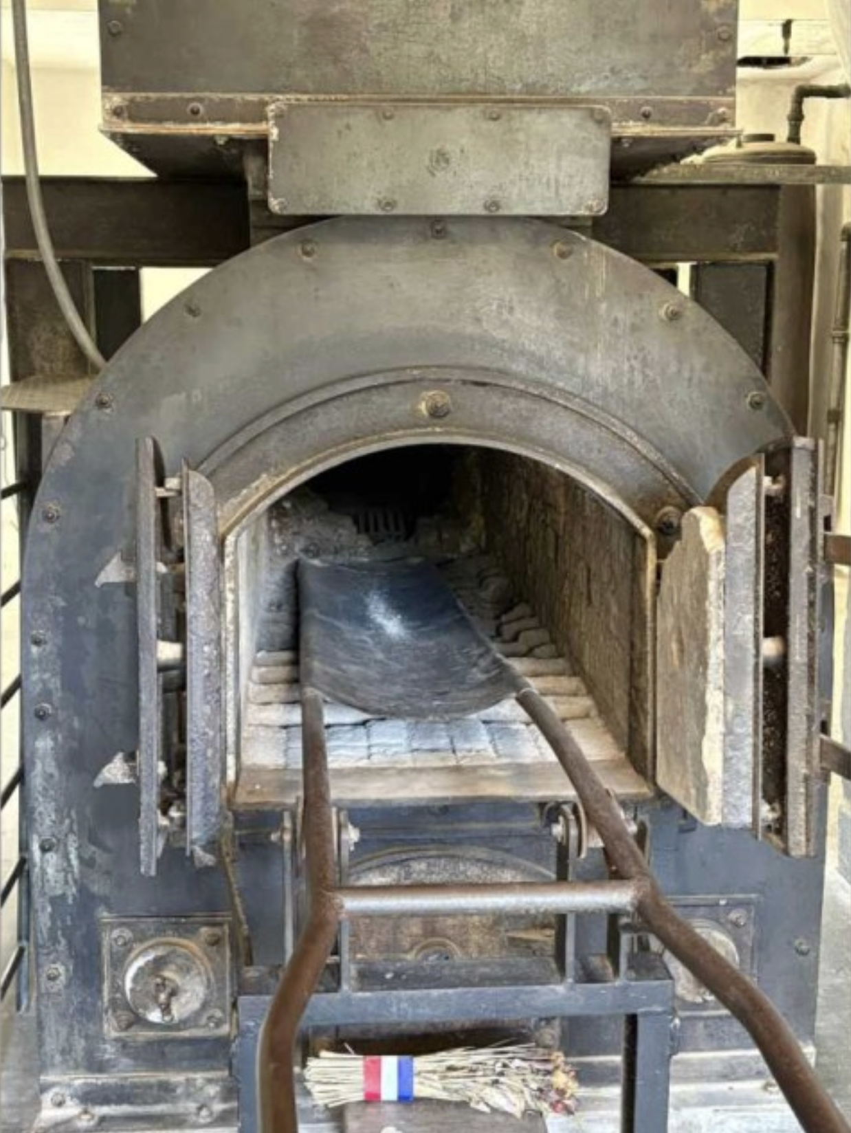 Kremationsofen, in dem die Leichname der geschundenen und ermordeten Häftlinge verbrannt wurde. | Foto: Manfred Baumann