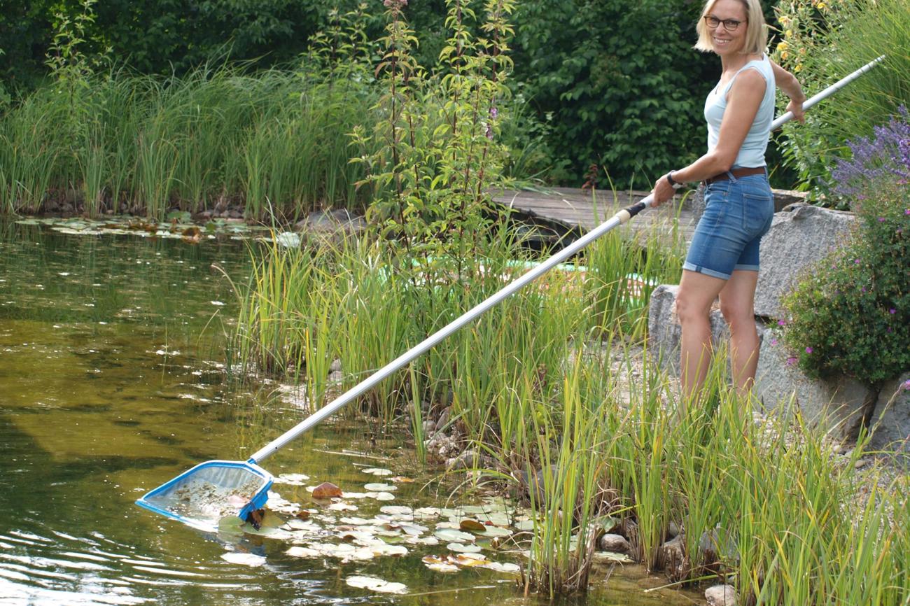 Judith Hübscher Stettler pflegt ihr kleines Paradies: «Im Sommer erfrische ich mich darin, im Winter härte ich mich ab.» (Bilder: brb)