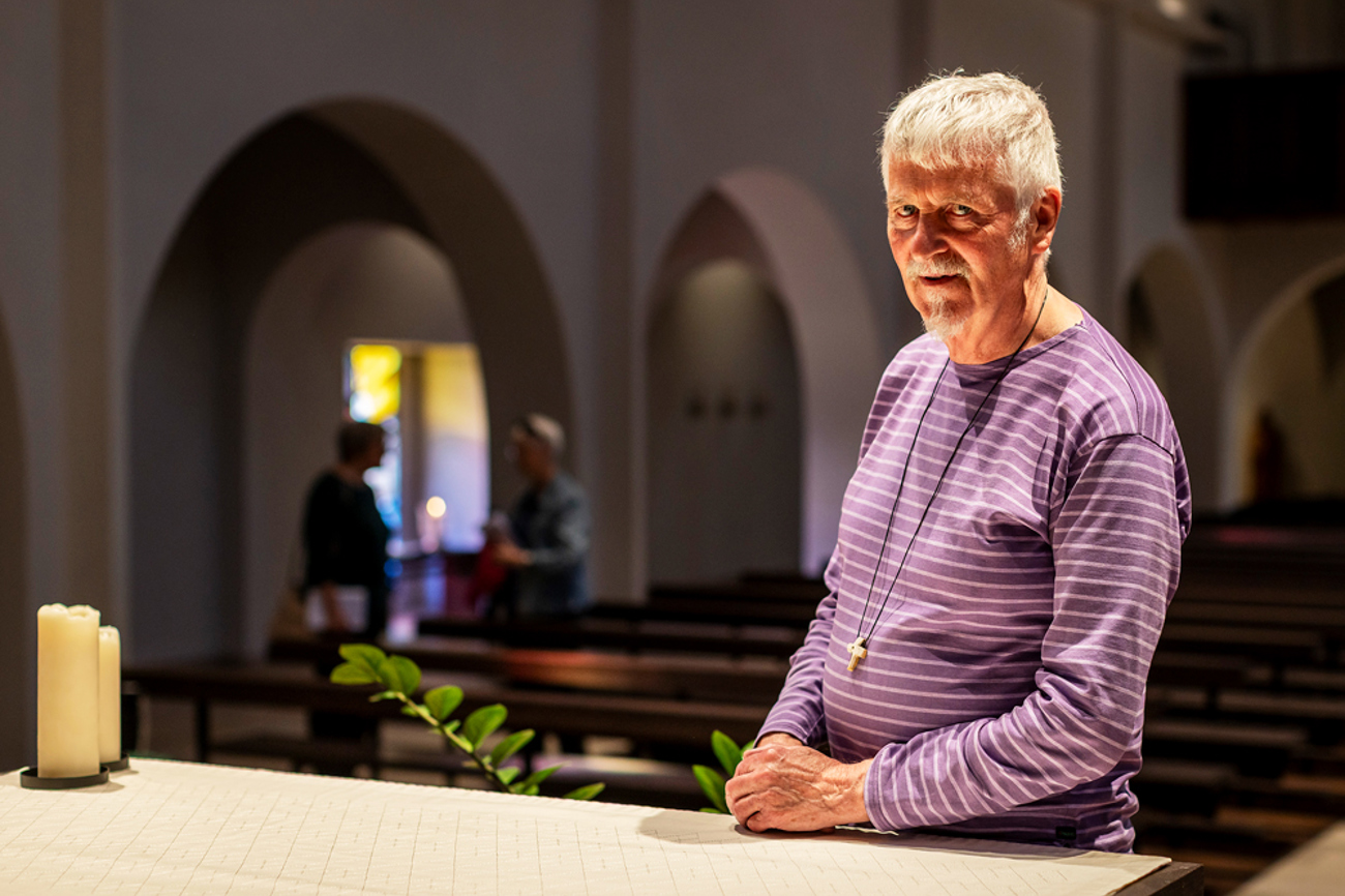 John Bell in der katholischen Kirche Münchenstein. Der schottische Pfarrer gab im Juni Gesangsworkshops in der Schweiz, mit Volksmelodien und Texten, die niemanden kalt lassen. | Foto: Katja Schmidlin