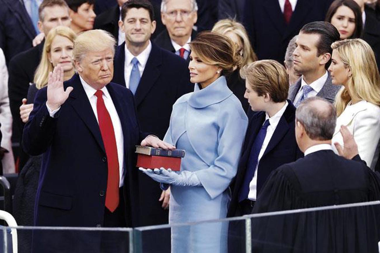 Donald Trump und seine Frau Melania bei der Vereidigung. Trumps Beraterin Kellyanne Conway prägte den Begriff «alternative Fakten» in der Diskussion um die Zuschauerzahl bei der Amtseinführung des Präsidenten. | White House