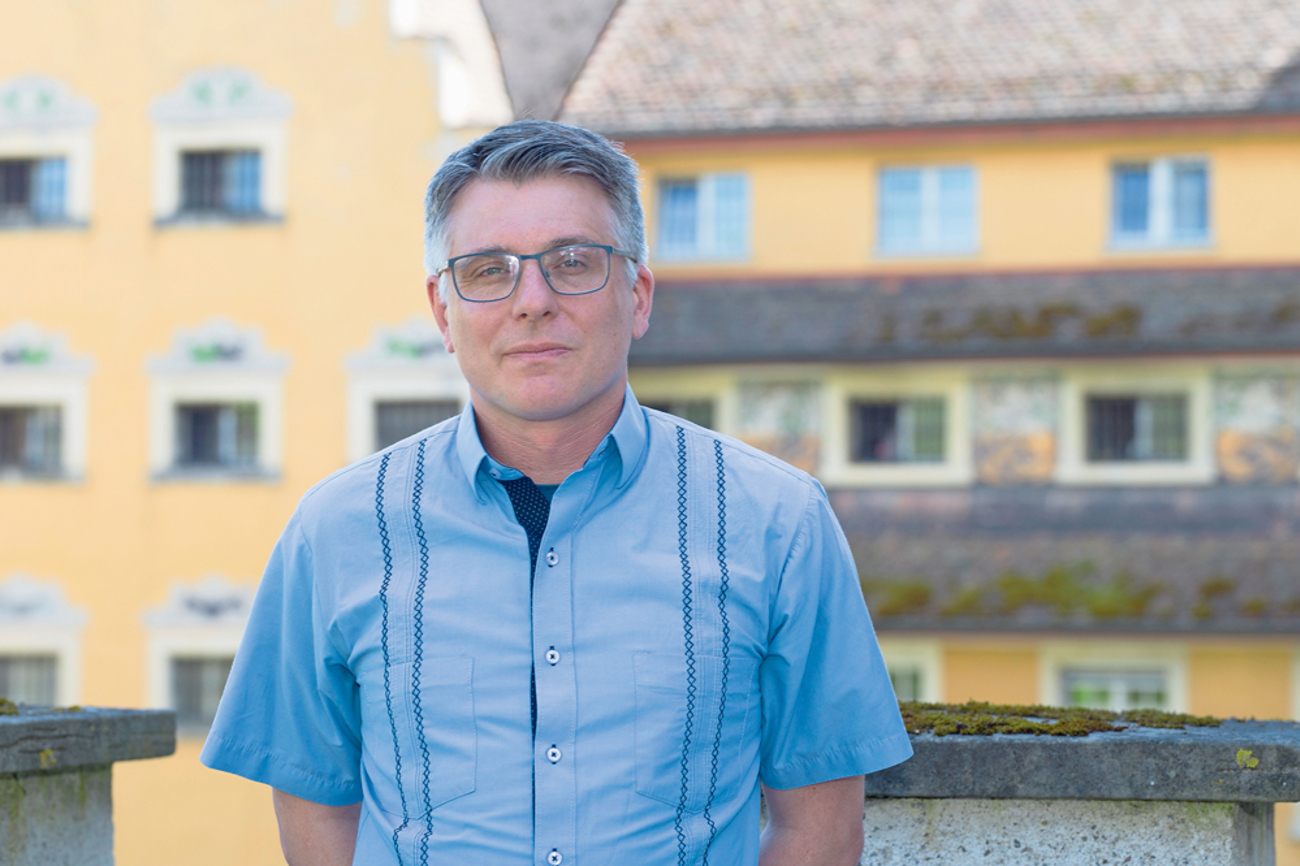 Matthias Koch vor dem Kantonalen Gefängnis in Schaffhausen. | Foto: Peter Leutert