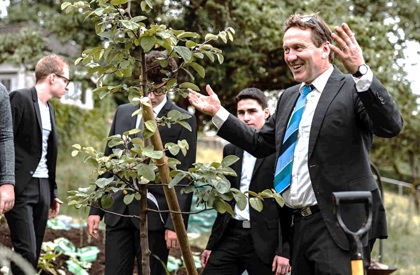 Beno Kehl pflanzte mit Jugendlichen einen Quittenbaum, der inzwischen bereits Früchte getragen hat. (Bild: zVg)