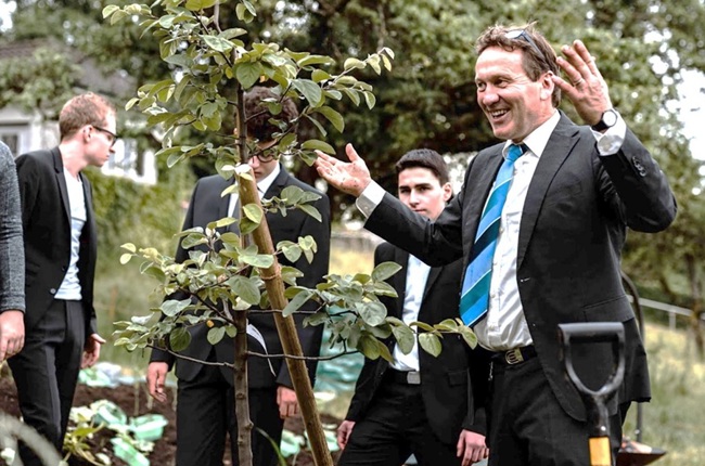 Beno Kehl pflanzte mit Jugendlichen einen Quittenbaum, der inzwischen bereits Früchte getragen hat. (Bild: zVg)
