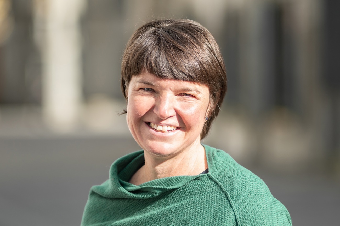 Die Gestaltung der Gottesdienste liegen Caroline Naeff aus Thal am Herzen, etwa die Auswahl der Lieder und Texte. «Am wichtigsten ist mir aber die Predigt – sie soll mich berühren und zum Nachdenken anregen», erzählt sie. «Im Gottesdienst kann ich den Alltag hinter mir lassen, Kraft schöpfen und gestärkt in den Tag starten. Die Pfarrerin hilft mir dabei, den Glauben in meinem Alltag lebendig werden zu lassen. Sie baut Brücken zwischen dem Evangelium und meinem Leben.» Foto: pd