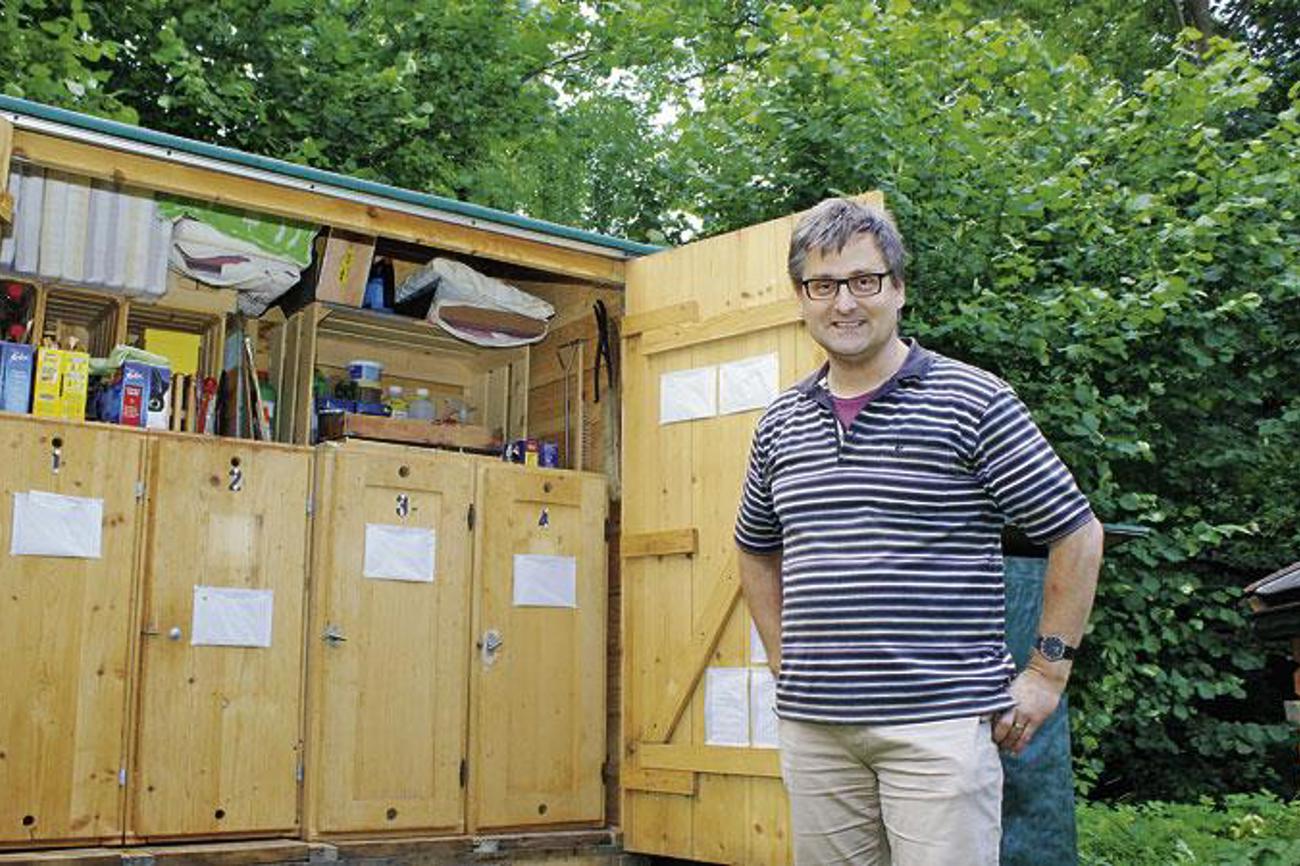 Pfarrer Stéphane Barth vor dem Bienenhaus im Pfarrgarten: Ausgleich zu seinem Beruf.  |Zuber