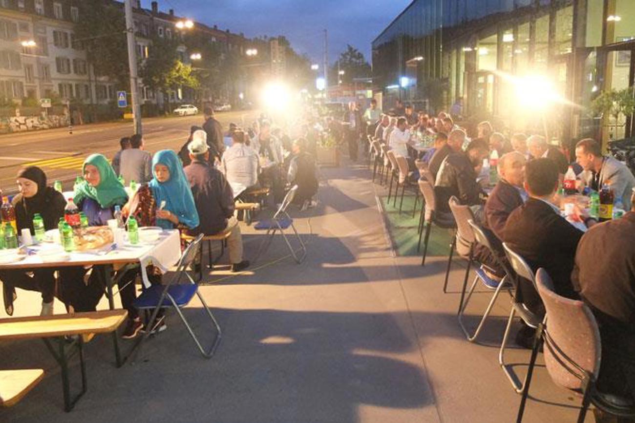 Öffentliches Fastenbrechen 2018 vor dem Haus der Religionen in Bern.