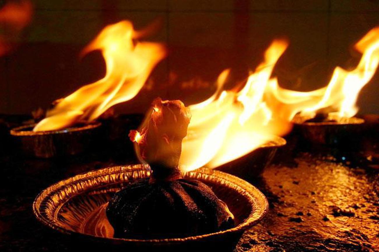 Öllampen brennen bei vielen hinduistischen Ritualen – auch bei der Abdankung.