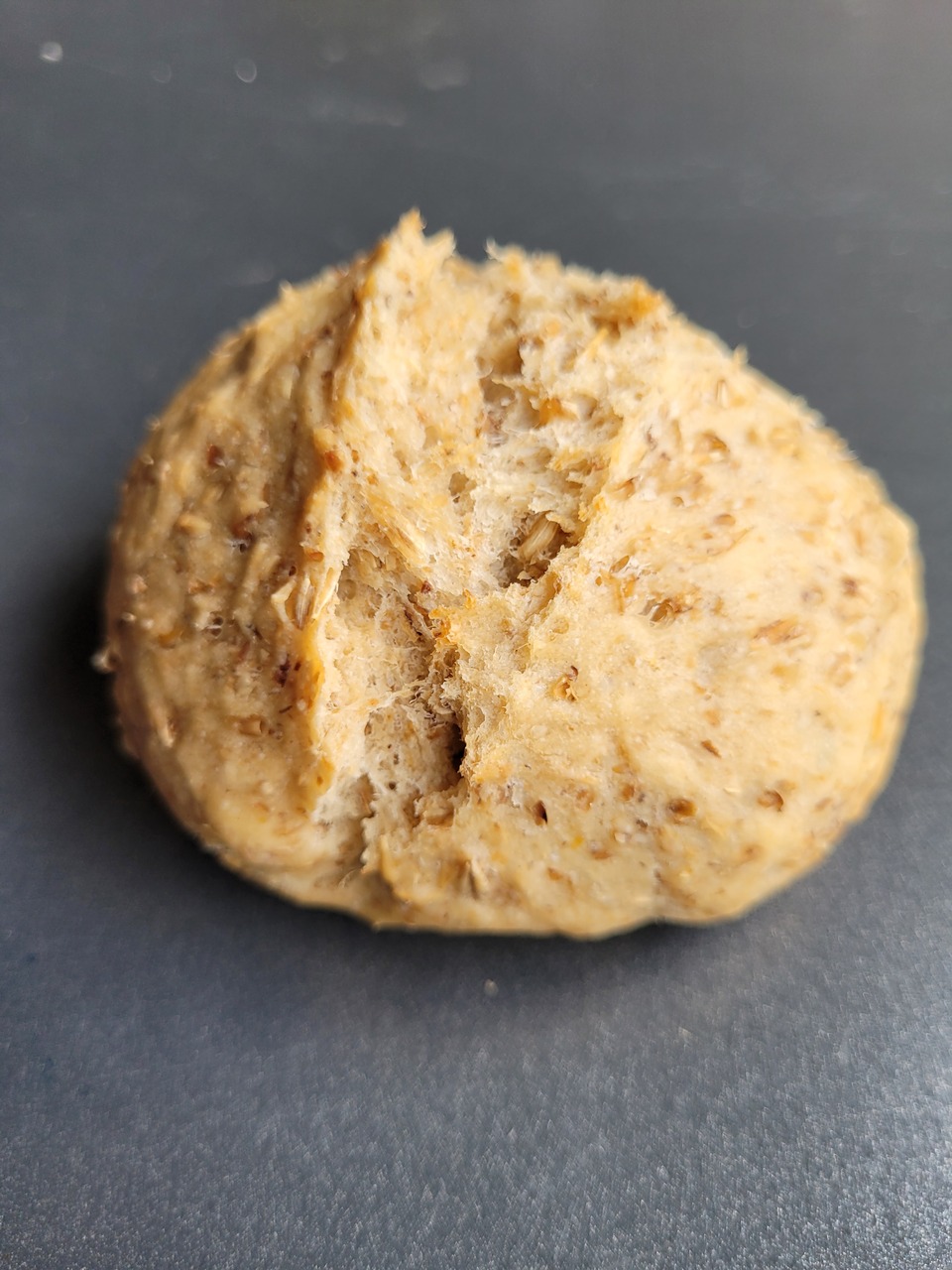 Aus Treber, dem ausgekochte «Gerstenmüesli», kann man leckere Brötchen backen. Foto: sd