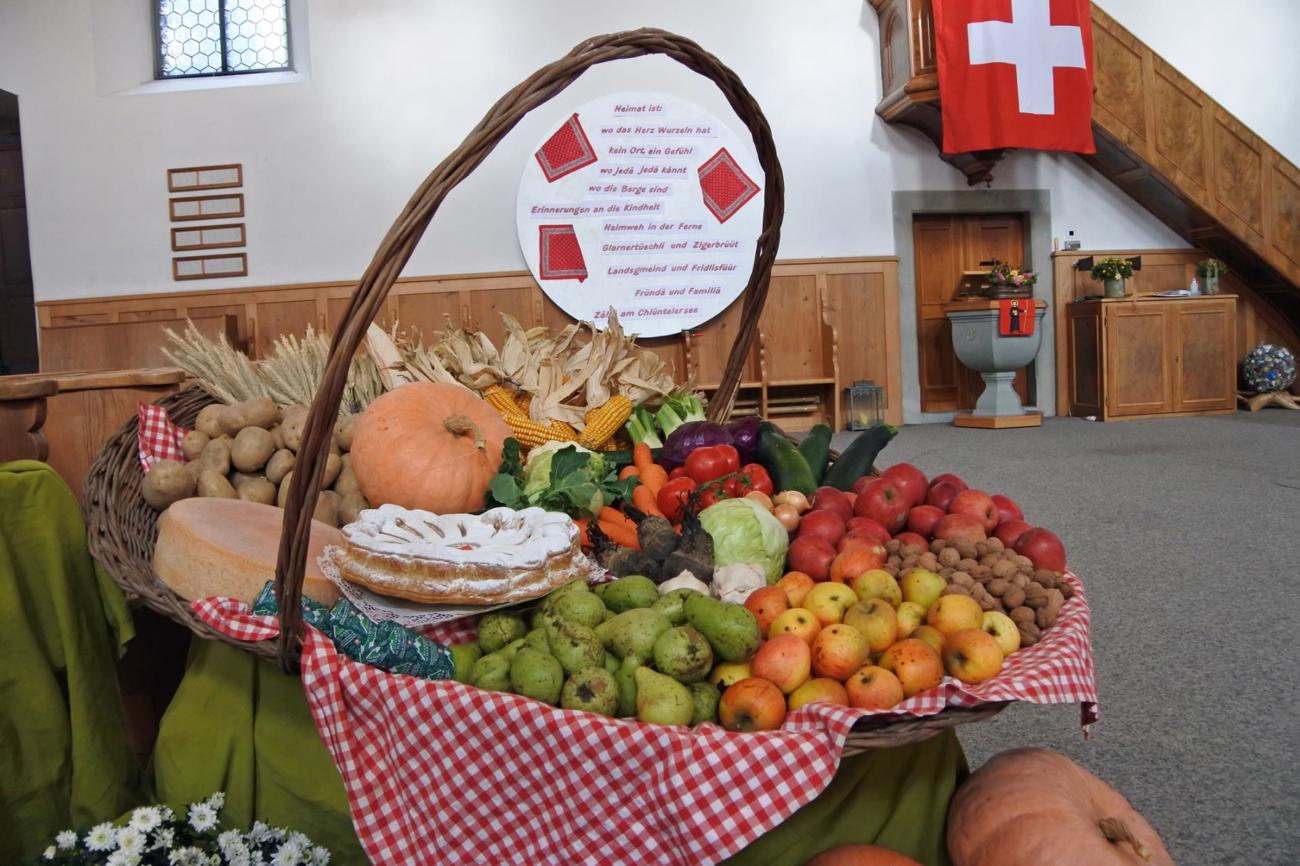 Die Kirche Netstal war für die Konfirmation zum Thema «Heimat» auch heimatlich geschmückt.
Bild Hans Speck