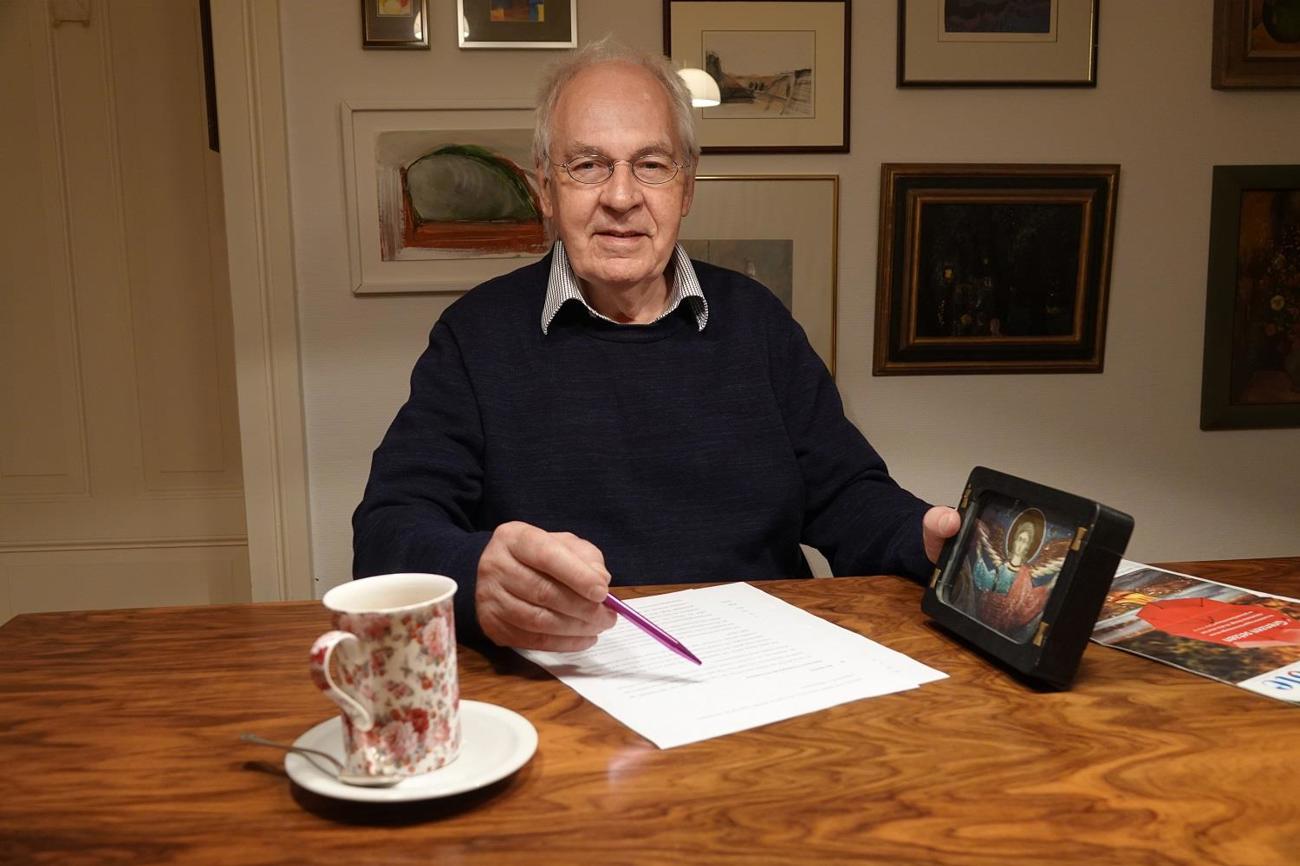 Walter Büchi präsentiert eine Engelsdarstellung, die ihm besonders gut gefällt. (Bild: kke)