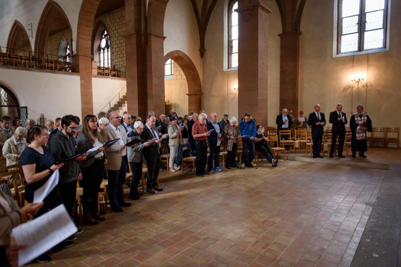 Beim Singen des Schweizerpsalms: Auf der rechten Seite vorne v. l.: Anton Lauber, Jürg Meier und Pfarrer Sven Büchmeier. | David Plüss
