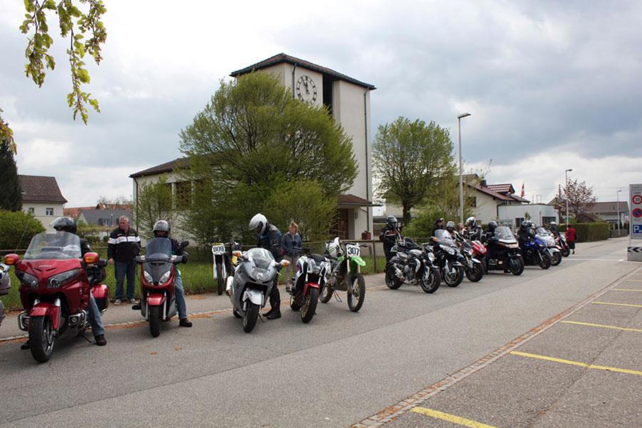 Schwere Maschinen vor der Kirche Oensingen.|Bild: Schäppi