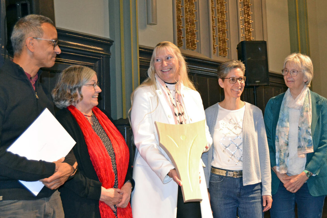 Uwe Habenicht (ganz links) erhält zusammen mit Freiwilligen des Projektes den Zwinglipreis 2025 für «Sharing Community». Foto: zvg