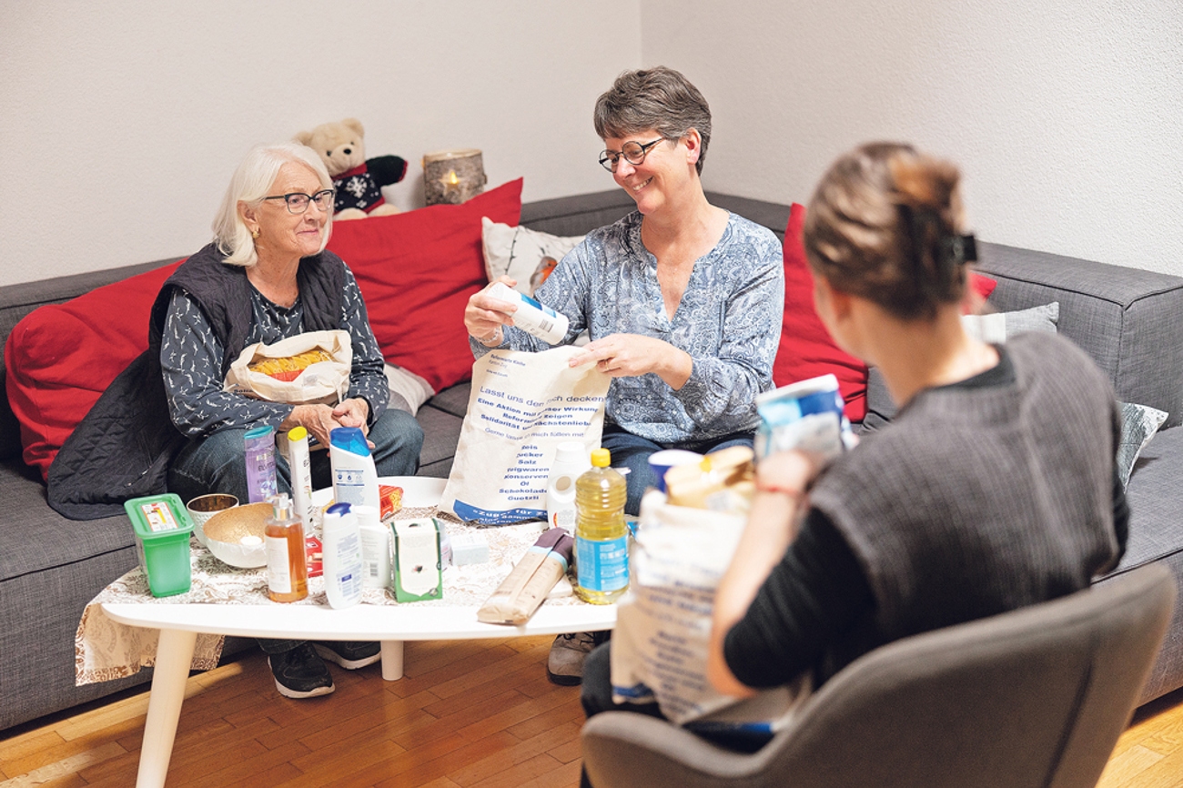 Freiwillige packen sorgfältig Taschen mit ­Artikeln, die für viele, aber nicht für alle selbstverständlich sind. | Foto: zvg