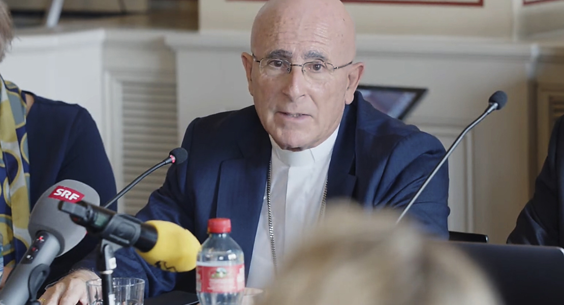 «Die Täter sind verantwortlich, die Vertuscher sind mitverantwortlich»: Bischof Joseph Bonnemain an der Medienkonferenz. (Screenshot: YouTube)