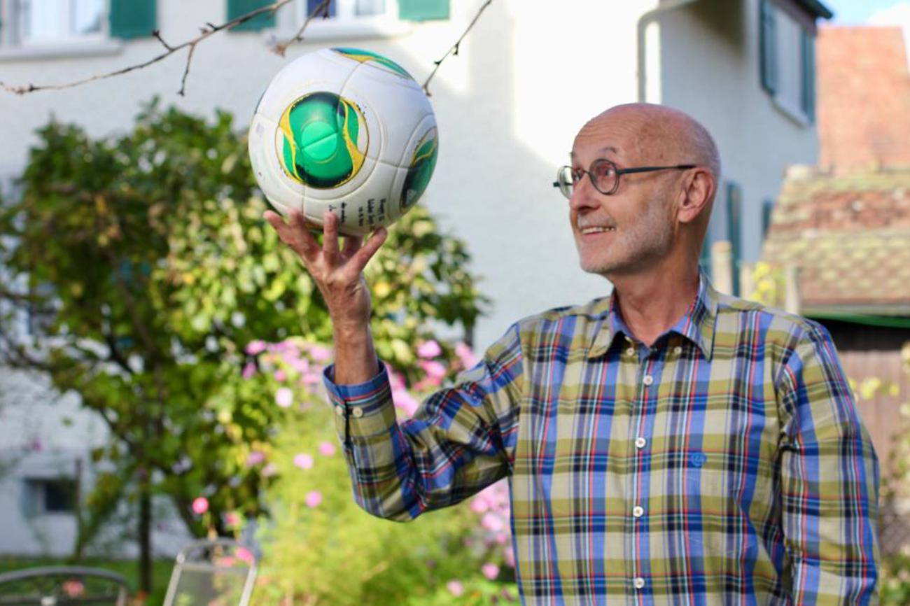 Der Theologe Josef Hochstrasser liebt den Fussball. | Tilmann Zuber