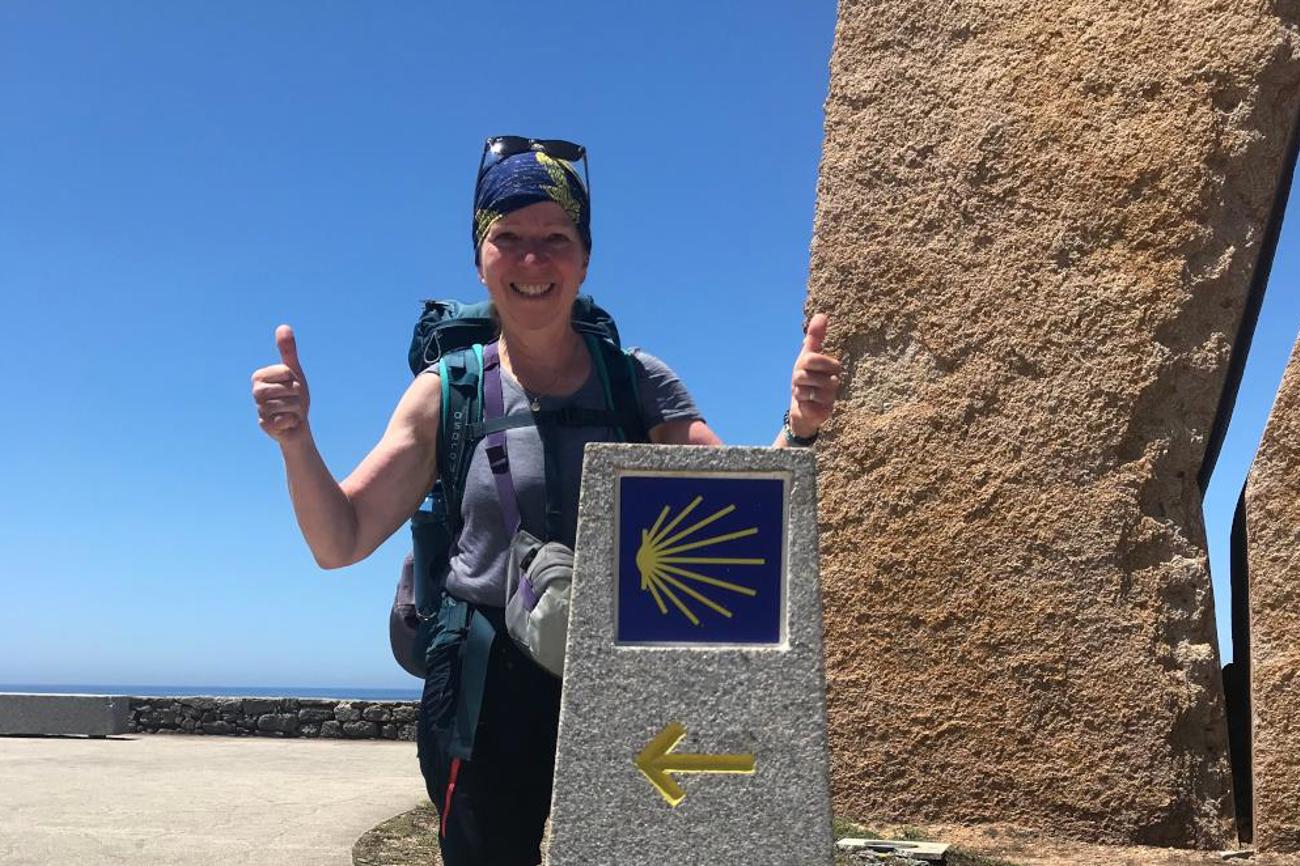 Pilgerin Brigitte Vuichard folgt dem Zeichen der Jakobsmuschel.