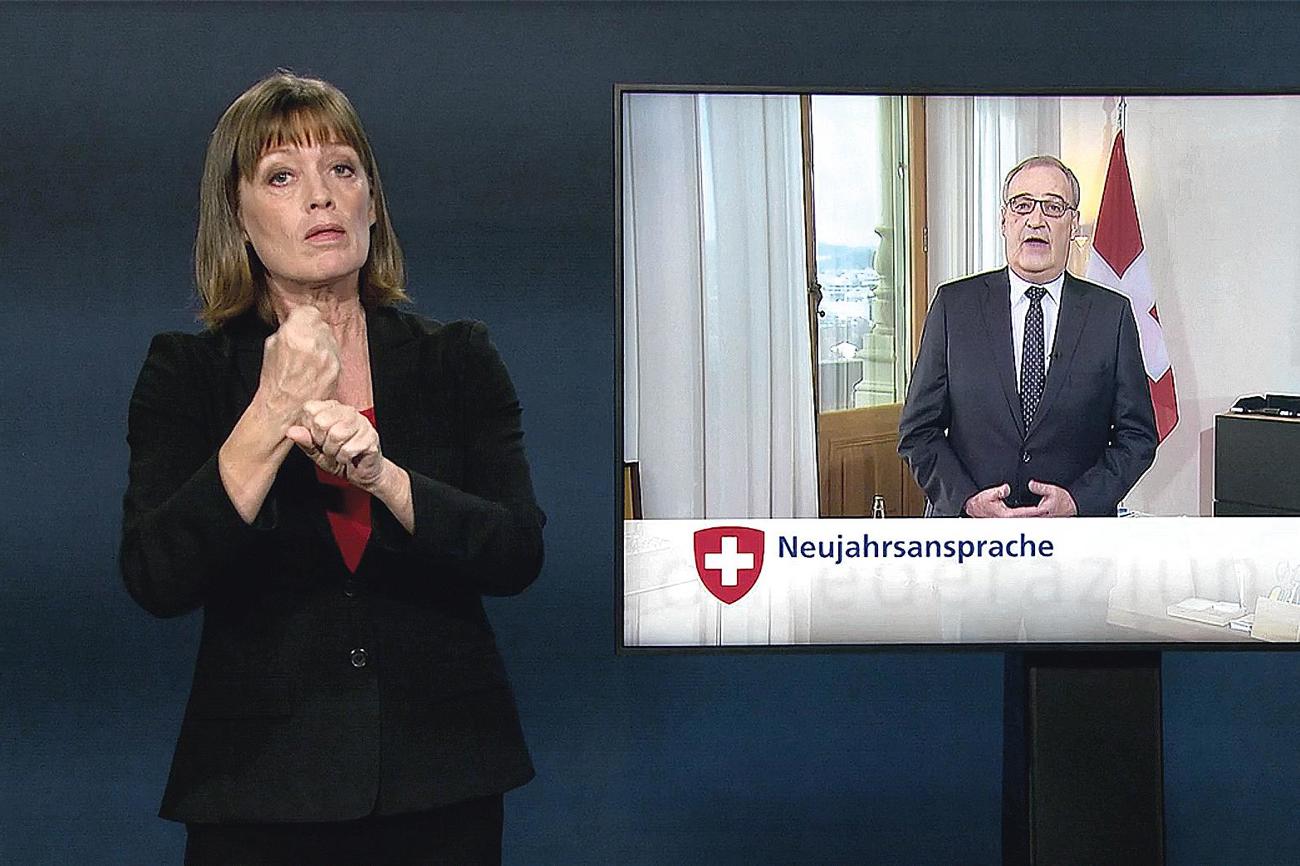 Die Gebärden-Dolmetscherin übersetzt die Neujahrsansprache von Bundespräsident Guy Parmelin simultan. | BAG