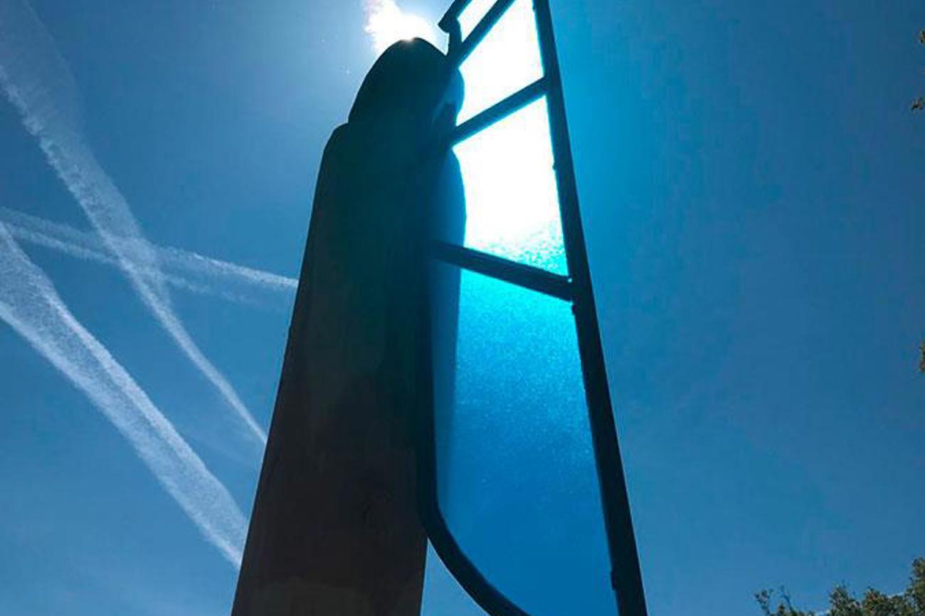 Durchsichtig und blau wie der Himmel: Kunstinstallation von Andreas Hofer.