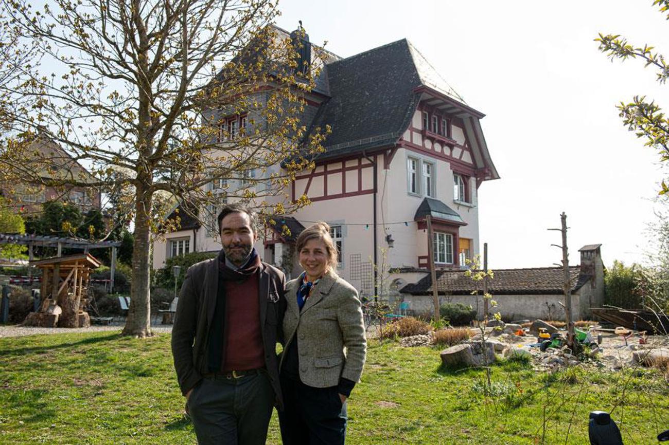 Roger Nigg und Chiara Iselin vor der Villa Hornburg. (Bild: Peter Leutert)