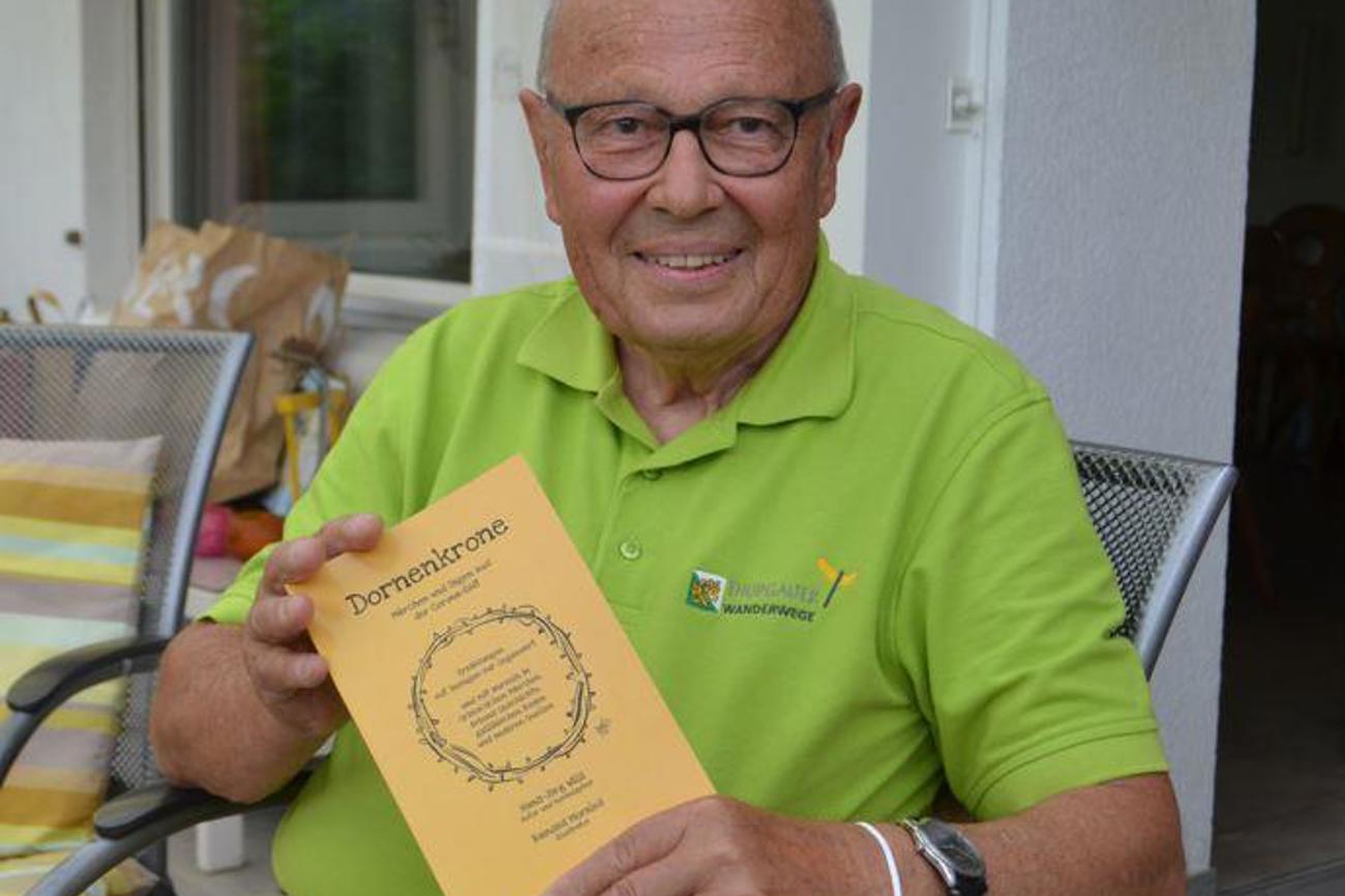 In der Coronazeit, im Frühling 2020, hat Hans-Jörg Willi das Buch «Dornenkrone» geschrieben: Märchen, Sagen und «galiläische Reden» im Zeitalter der Schutzmasken. (Bild: Ernst Ritzi)