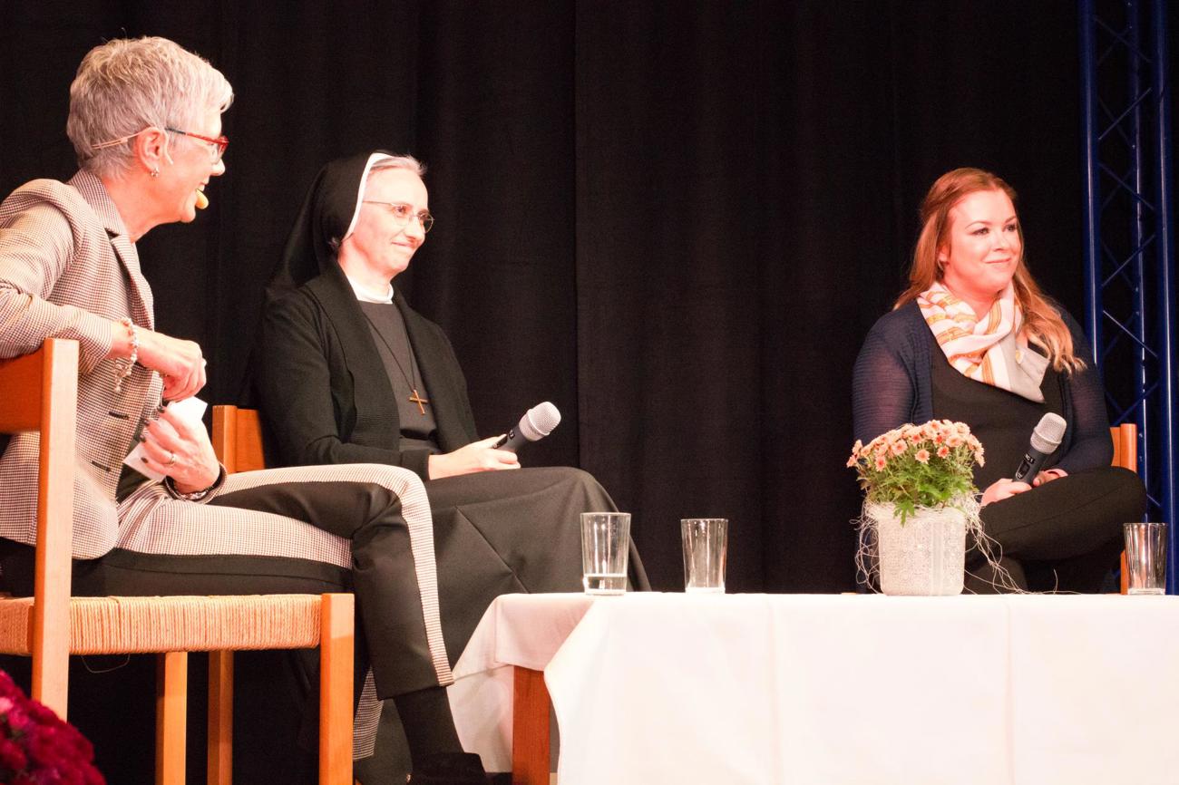 Mutig für die Sache der Frau: Moderatorin Andrea Strahm, Schwester Tobia Rüttimann und Pfarrerin Sybille Forrer. | TZ