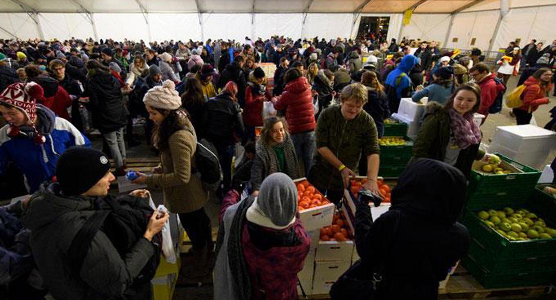130'000 Äpfel und Mandarinen: Essensausgabe für die Teilnehmenden des Taizé-Jugendtreffens in Basel. | Dominik Plüss